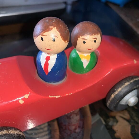 Vintage Wood Sports Car Two (2) Stylish 60’s Dressed ala Bond And Moneypenny - Picture 2 of 15